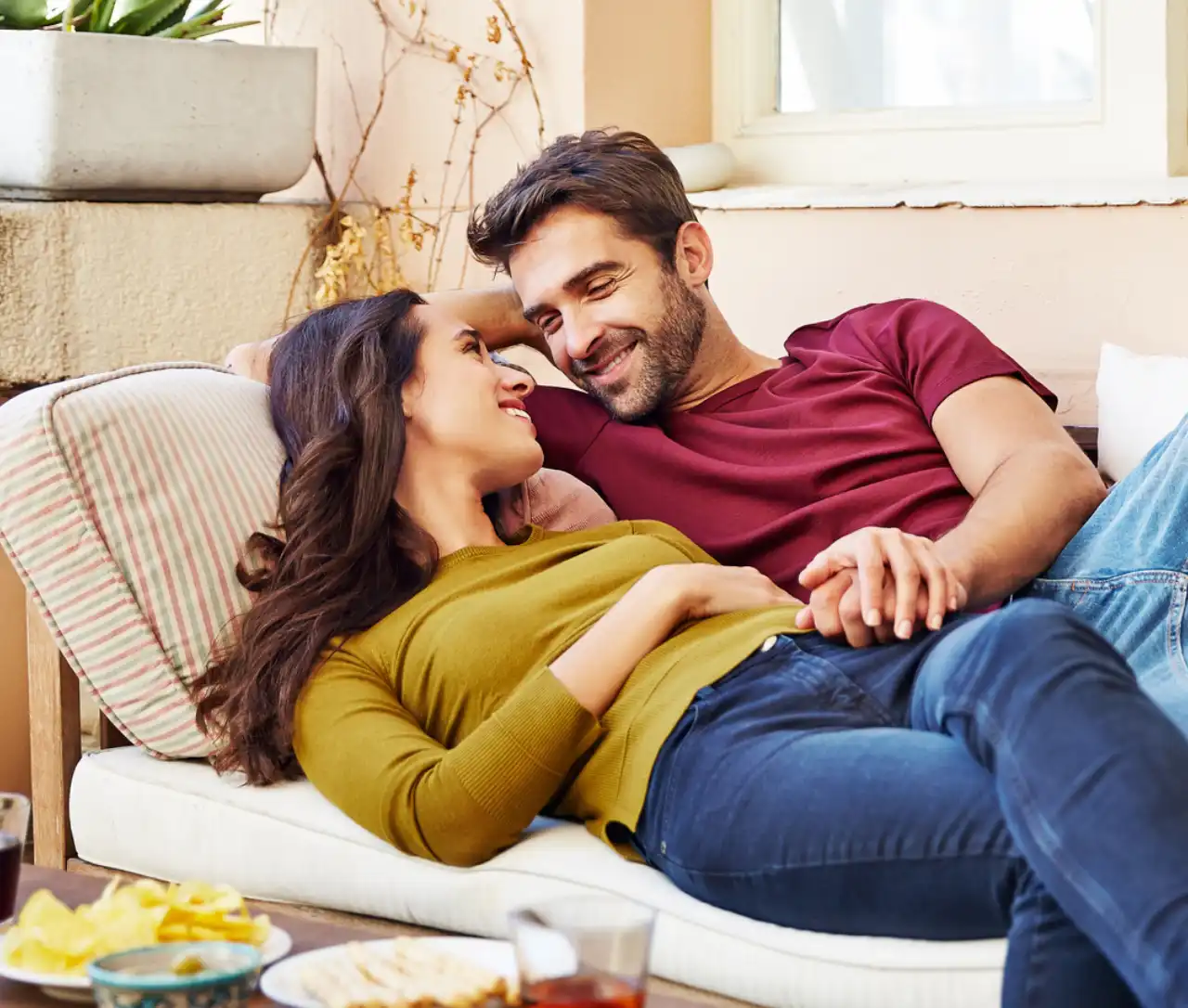 Couple heureux sur un canapé