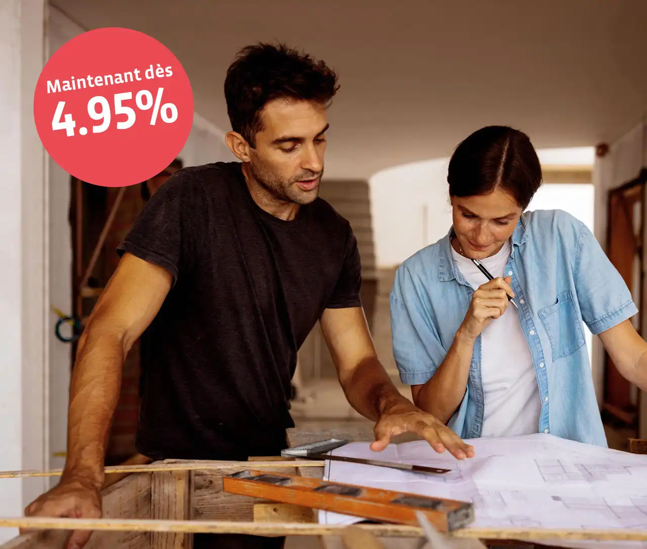 Un homme et une femme étudient les plans de construction