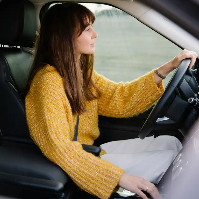 Une femme au volant d'une voiture