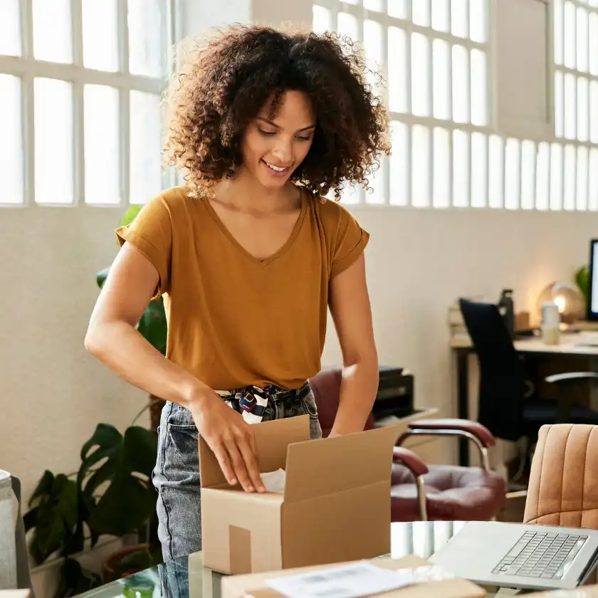 Una donna disfa una spedizione in ufficio