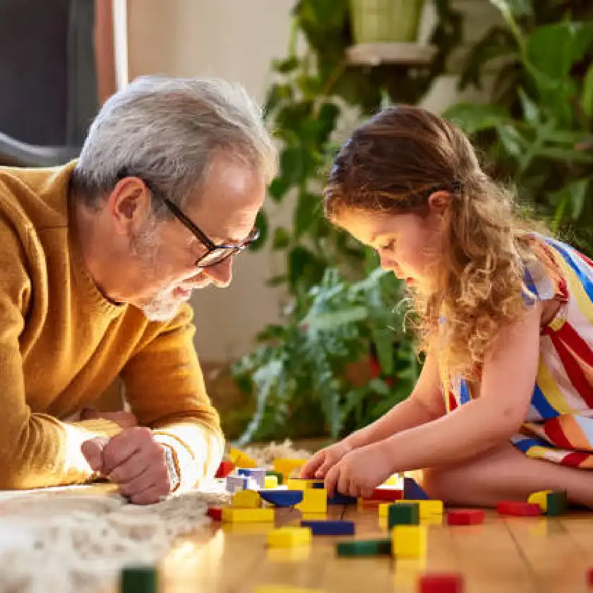 Un père et sa fille jouent avec des cubes en bois