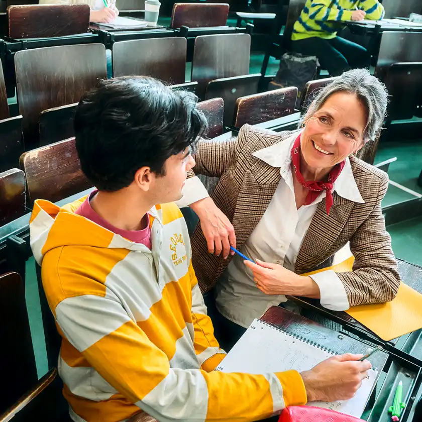 Lehrerin unterhält sich mit Schüler