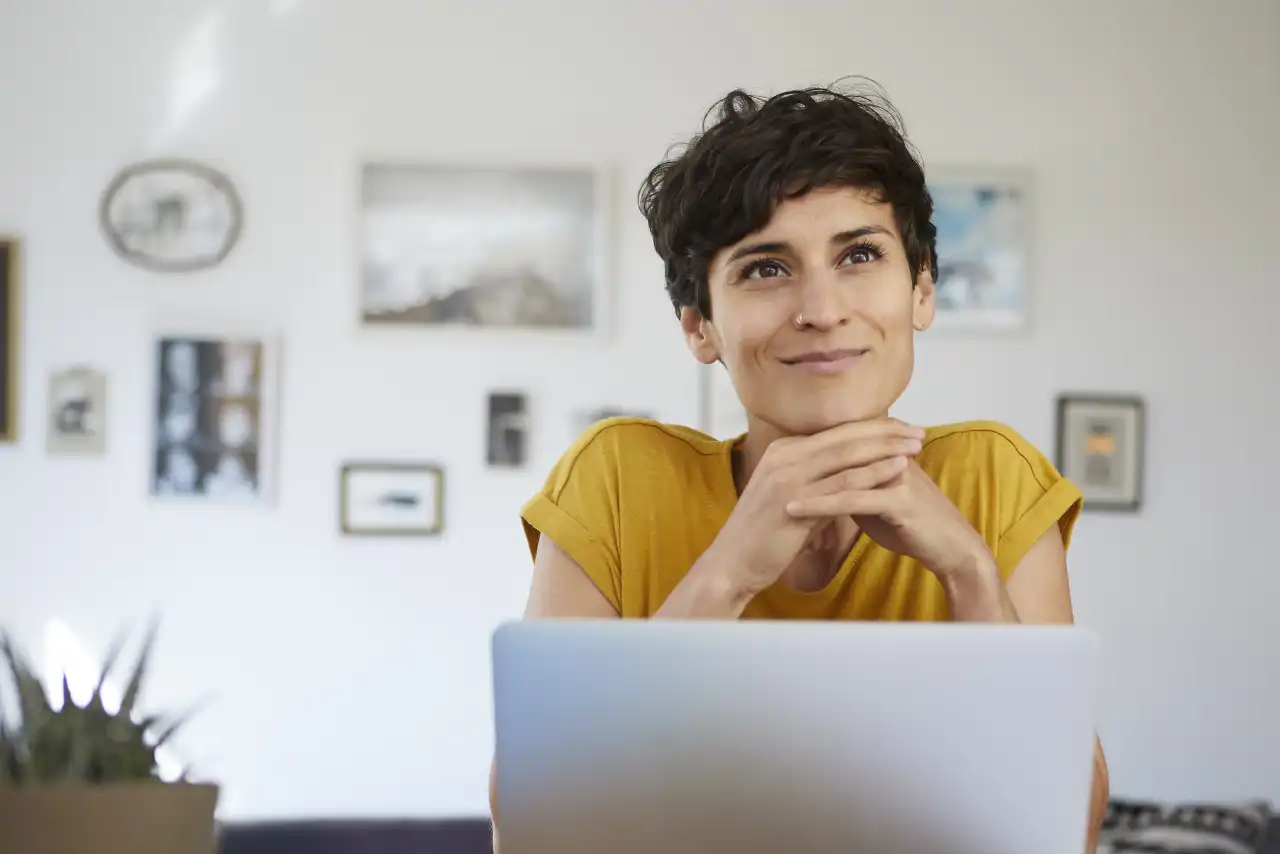 Frau mit Laptop