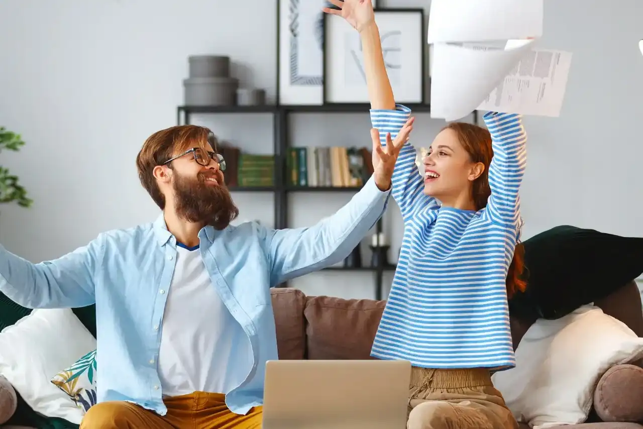 Un couple jette des papiers en l'air