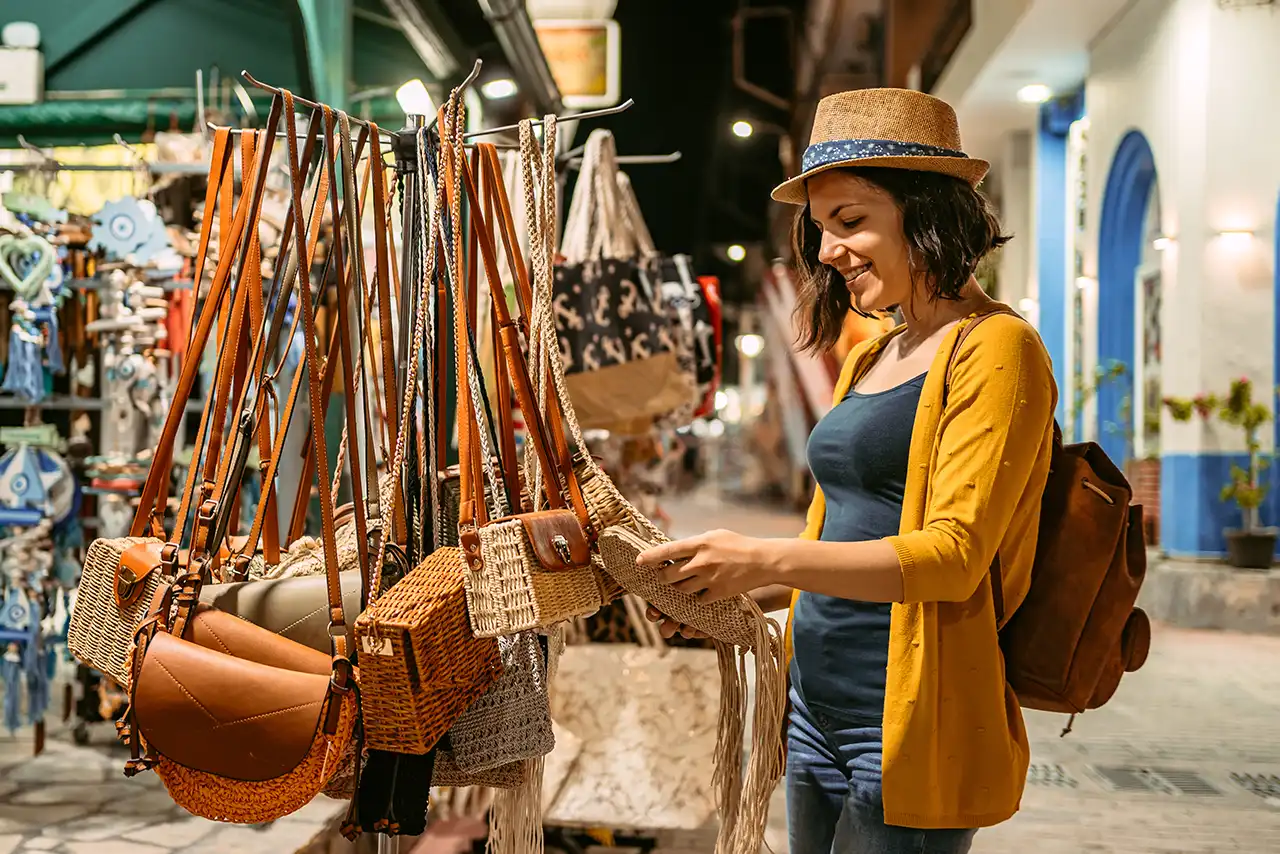 Touristin an einem Marktstand