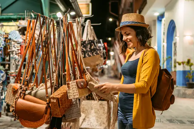 Touriste à un stand de marché