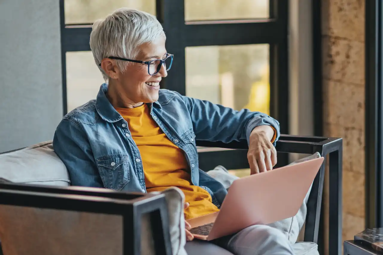 ältere Dame mit Laptop