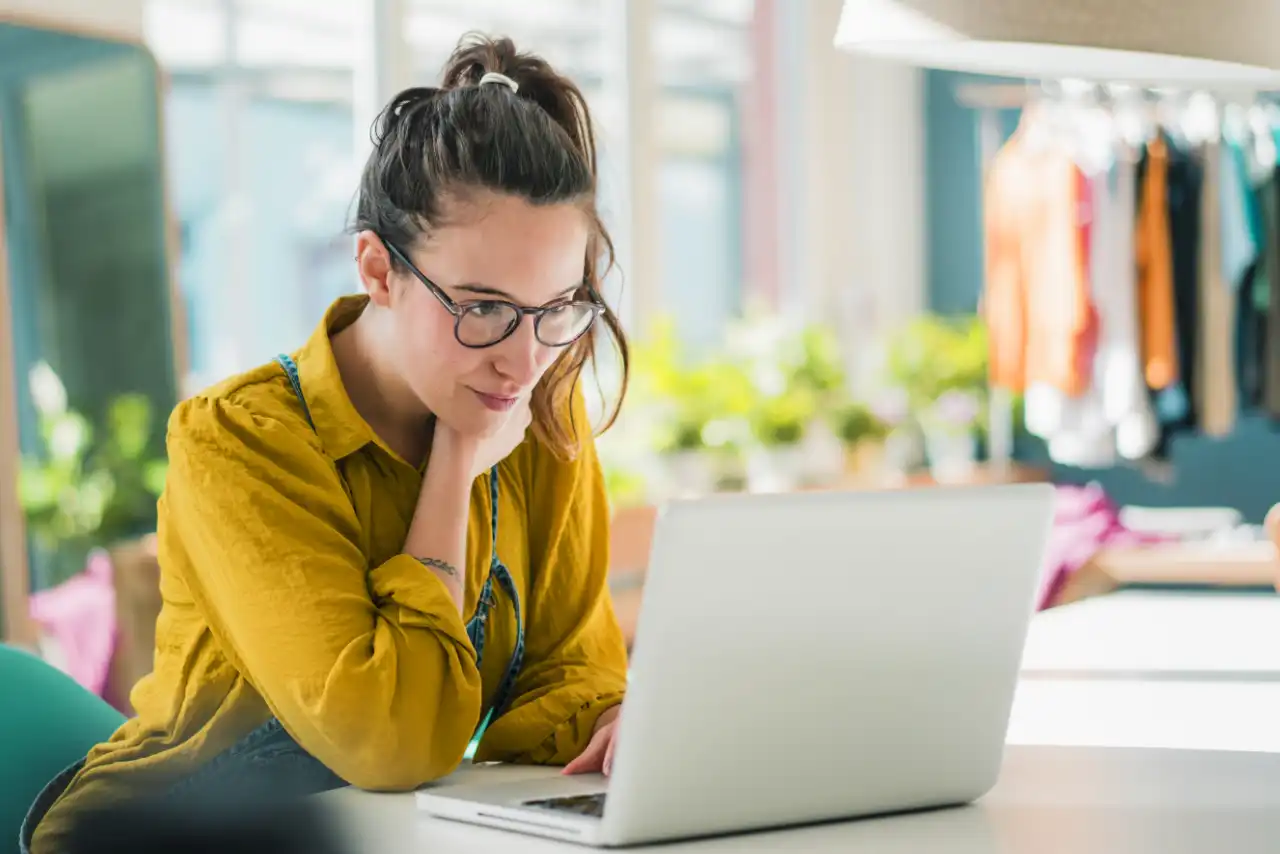 Frau mit Brille und Laptop