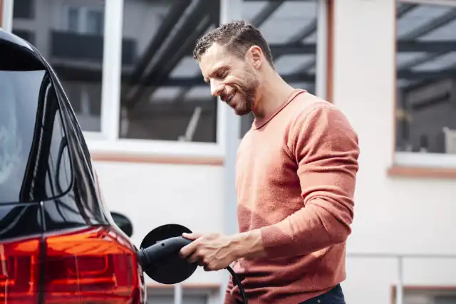 Ein Mann lädt sein Elektro-Auto