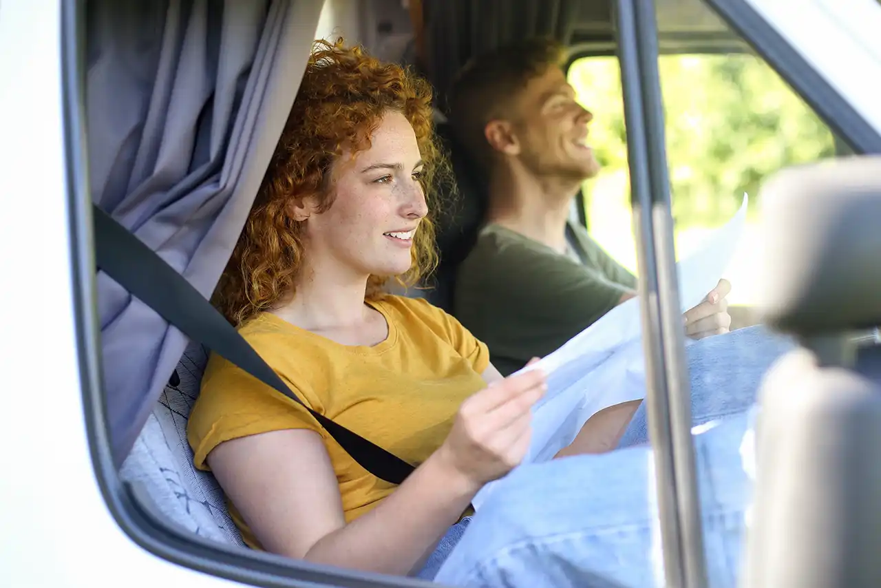 Uomo e donna in un camper