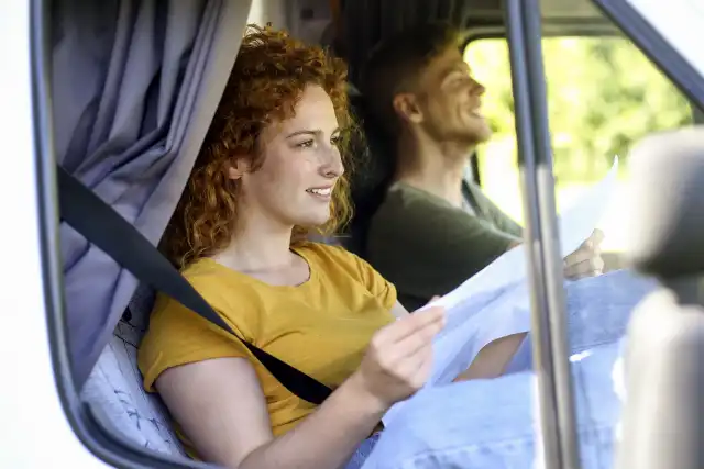 Uomo e donna in un camper