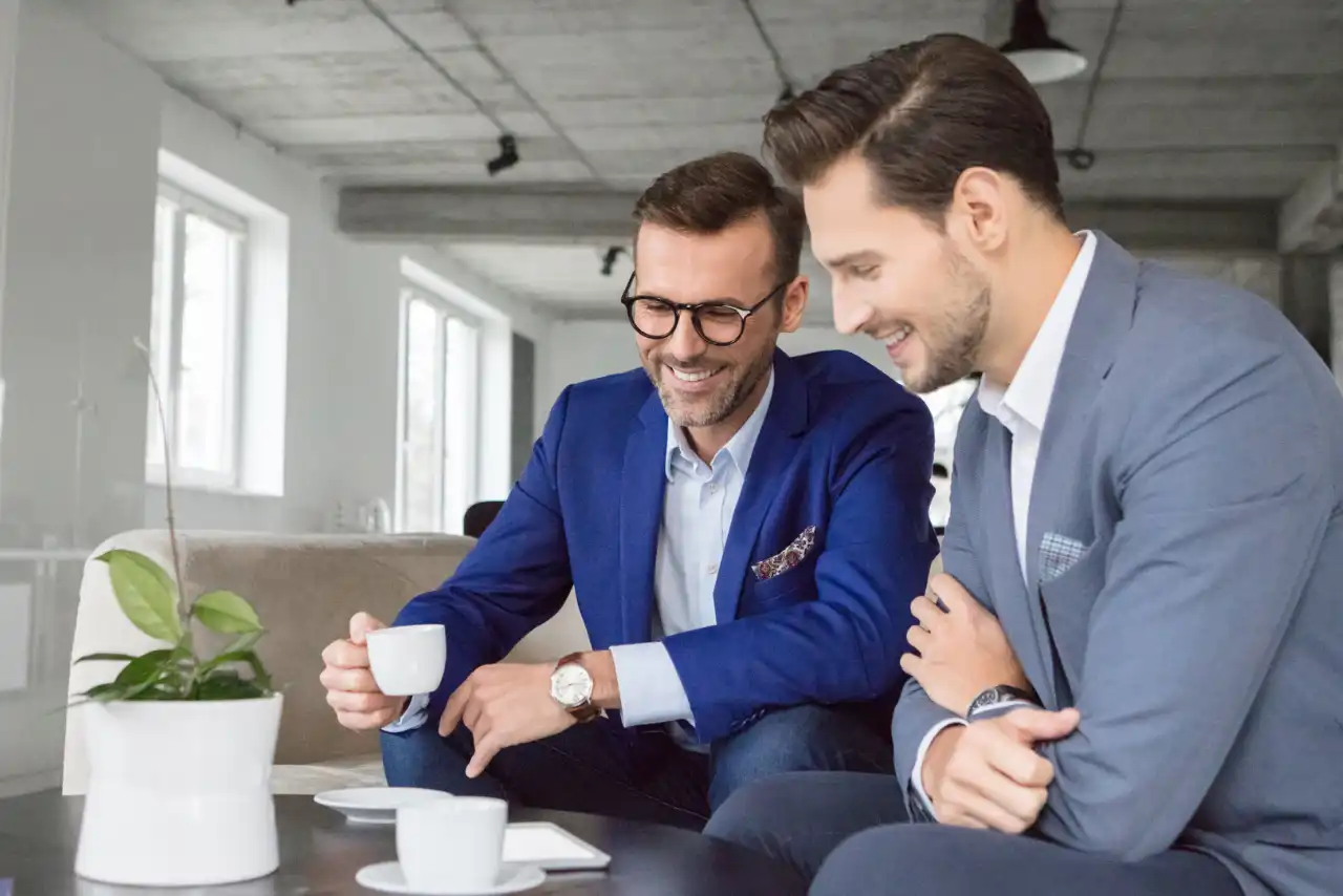 Des hommes d'affaires en pleine discussion