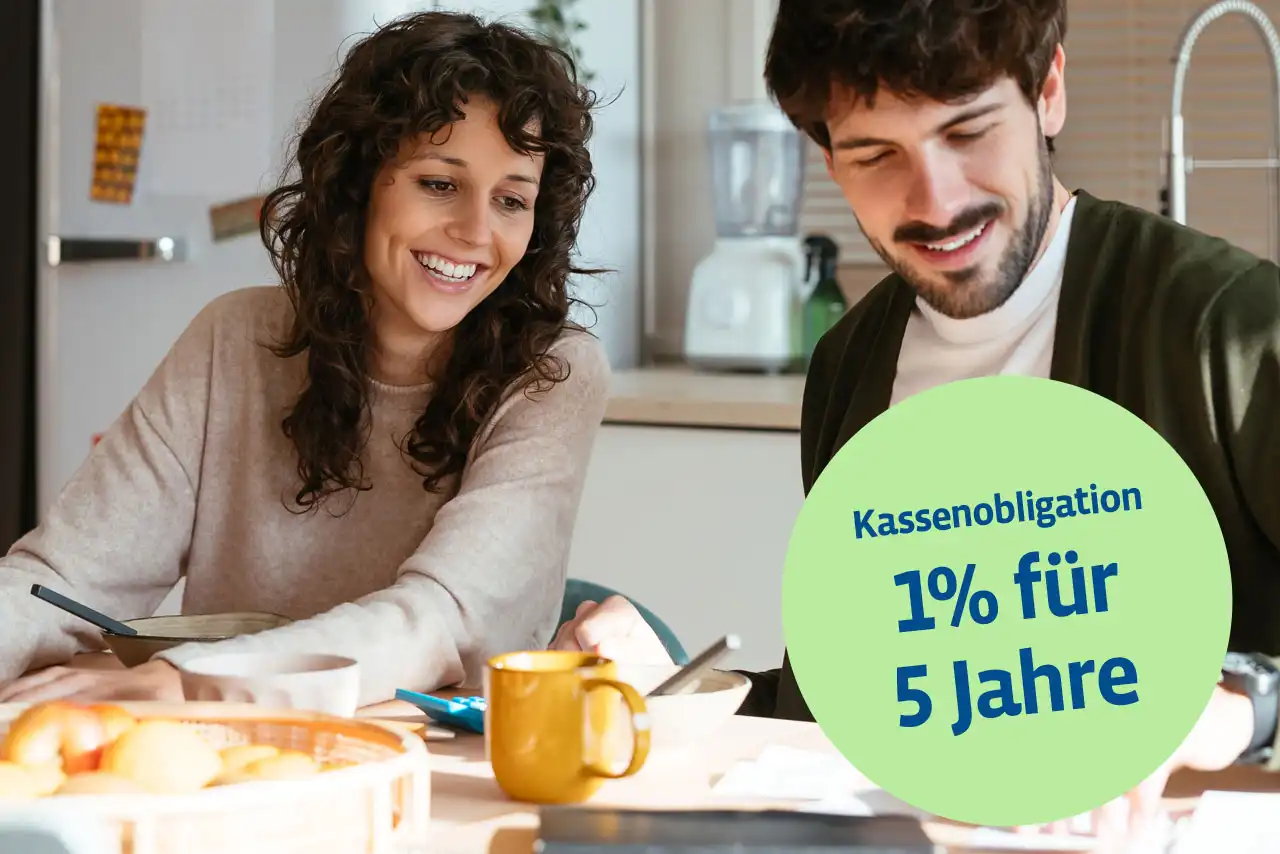 Mann und Frau am Frühstückstisch gehen Unterlagen durch