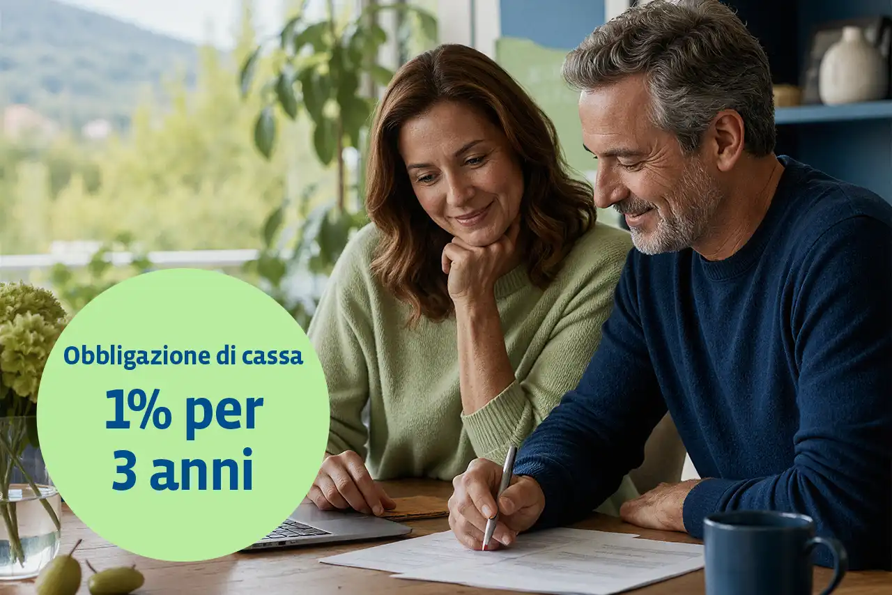 Uomo e donna al tavolo della colazione mentre esaminano i documenti