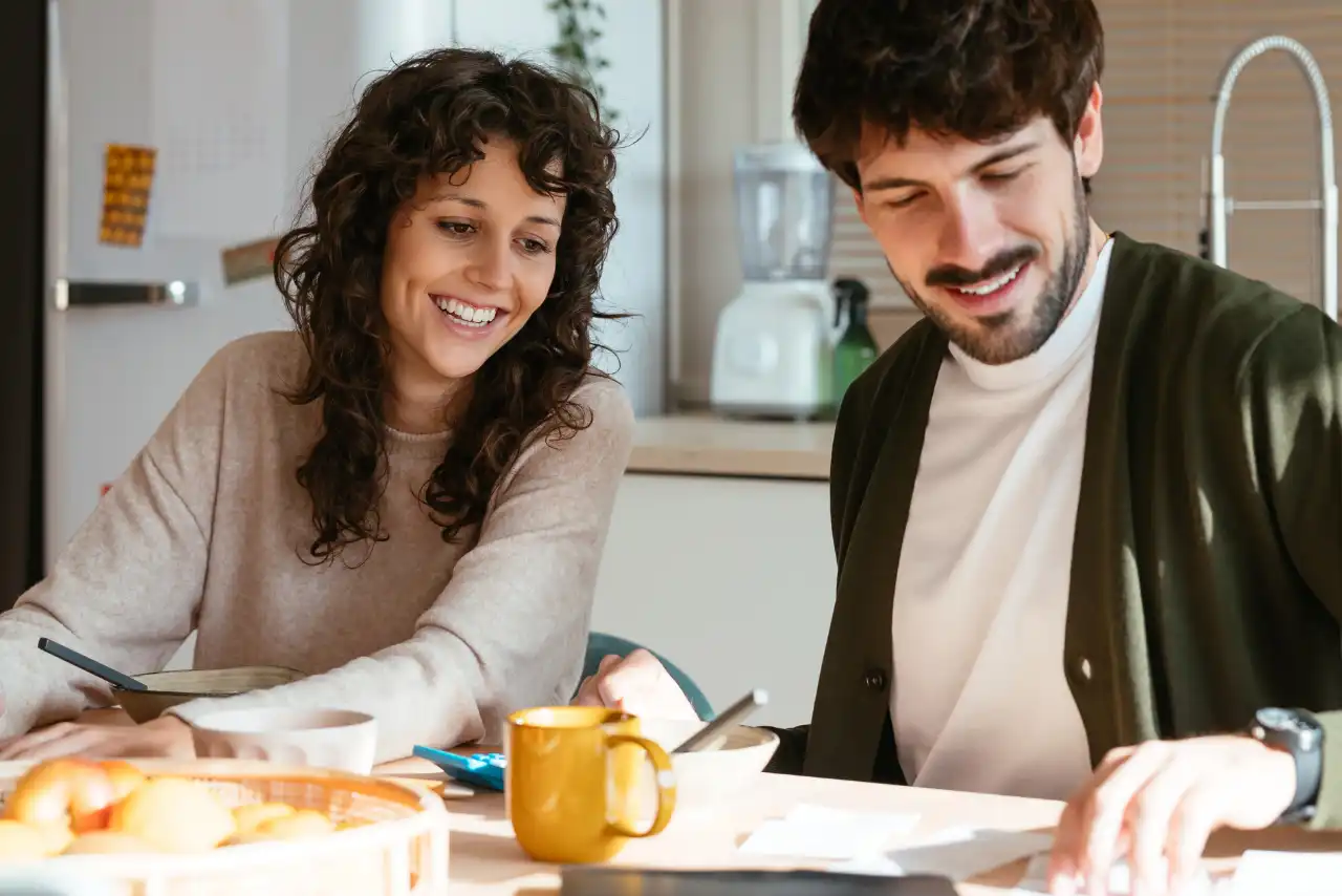 L'homme et la femme à la table du petit-déjeuner passent en revue des documents