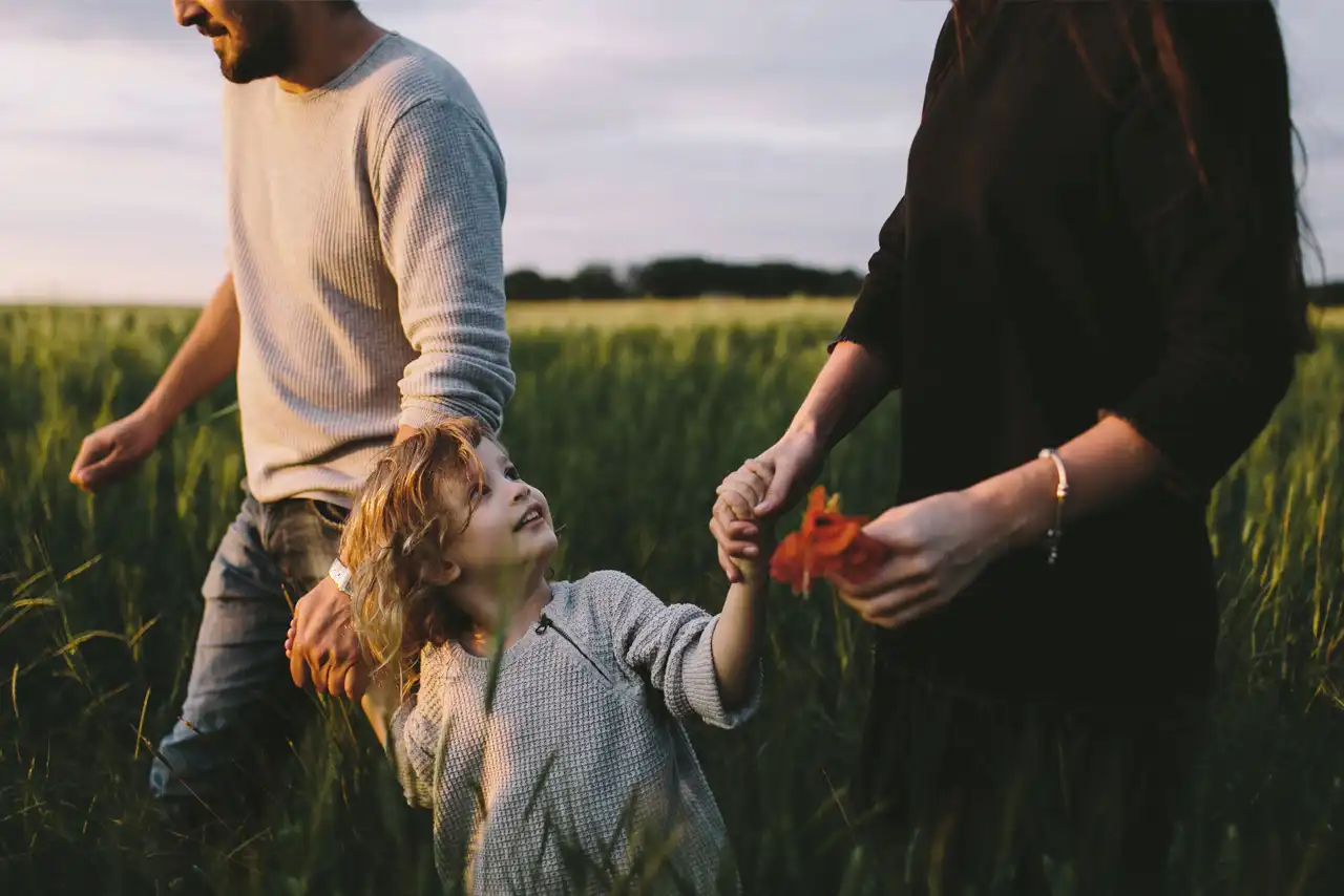 Famille dans un champ d'herbe