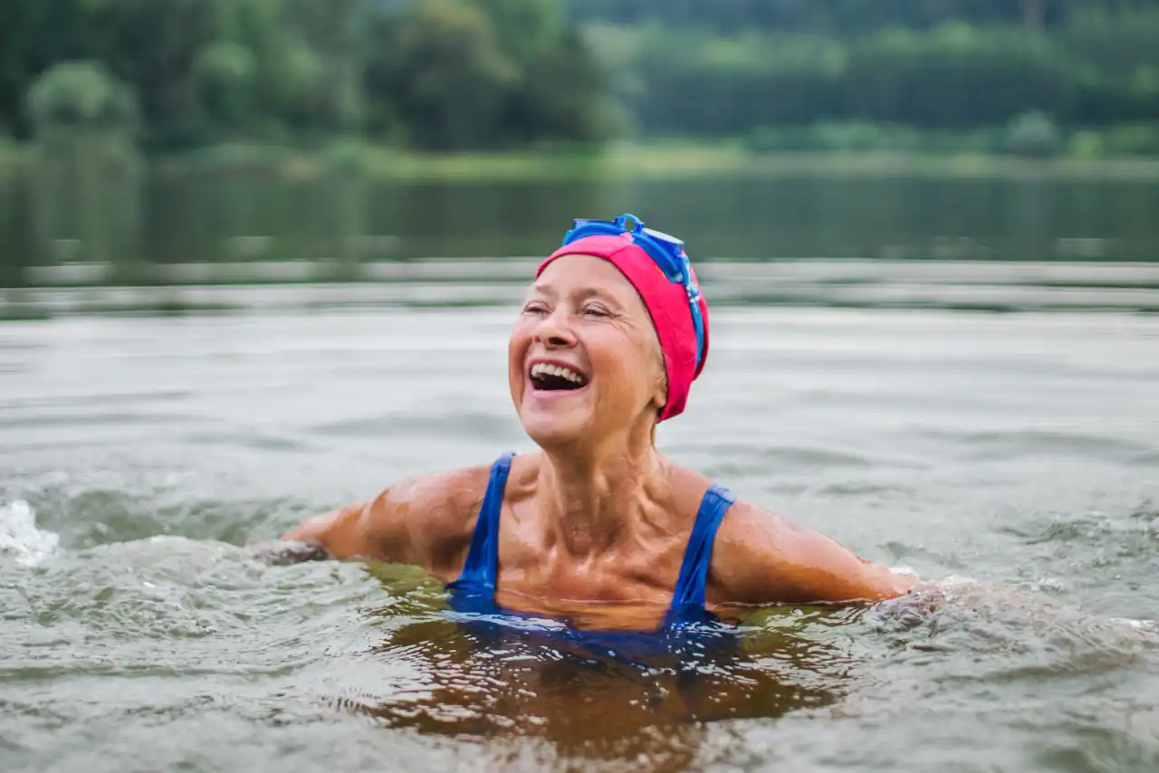 Frau schwimmt im See