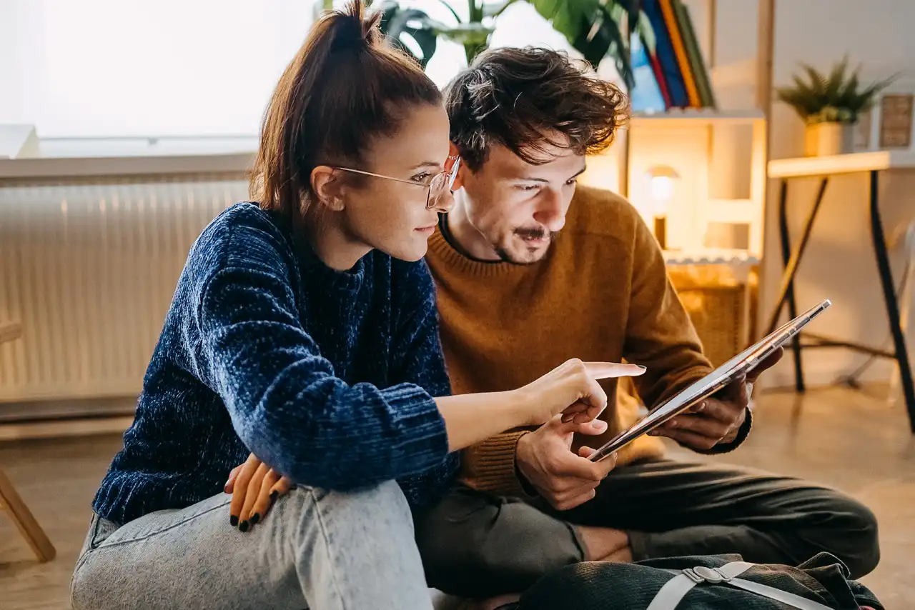 Un couple discute sur le canapé