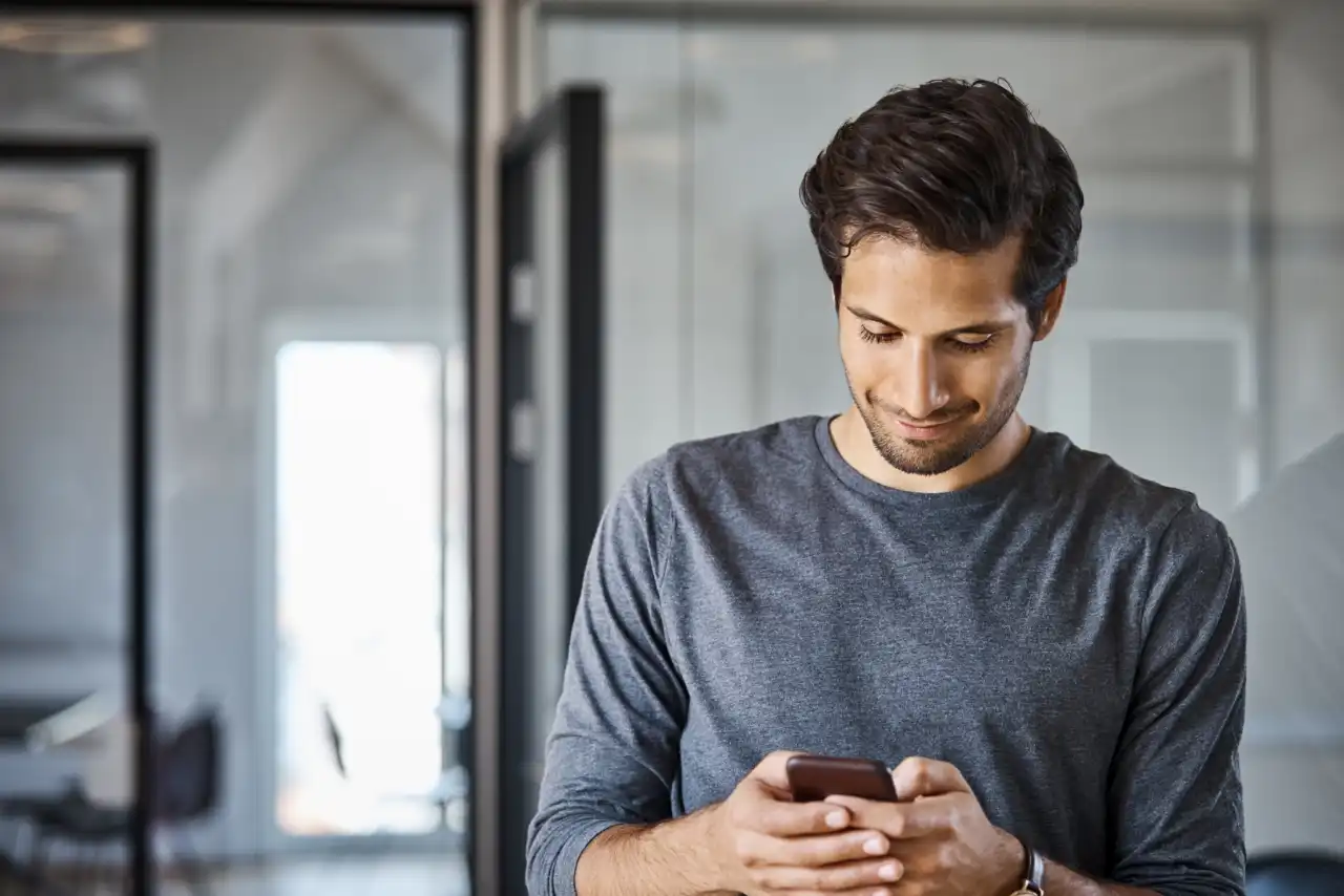 Homme avec smartphone