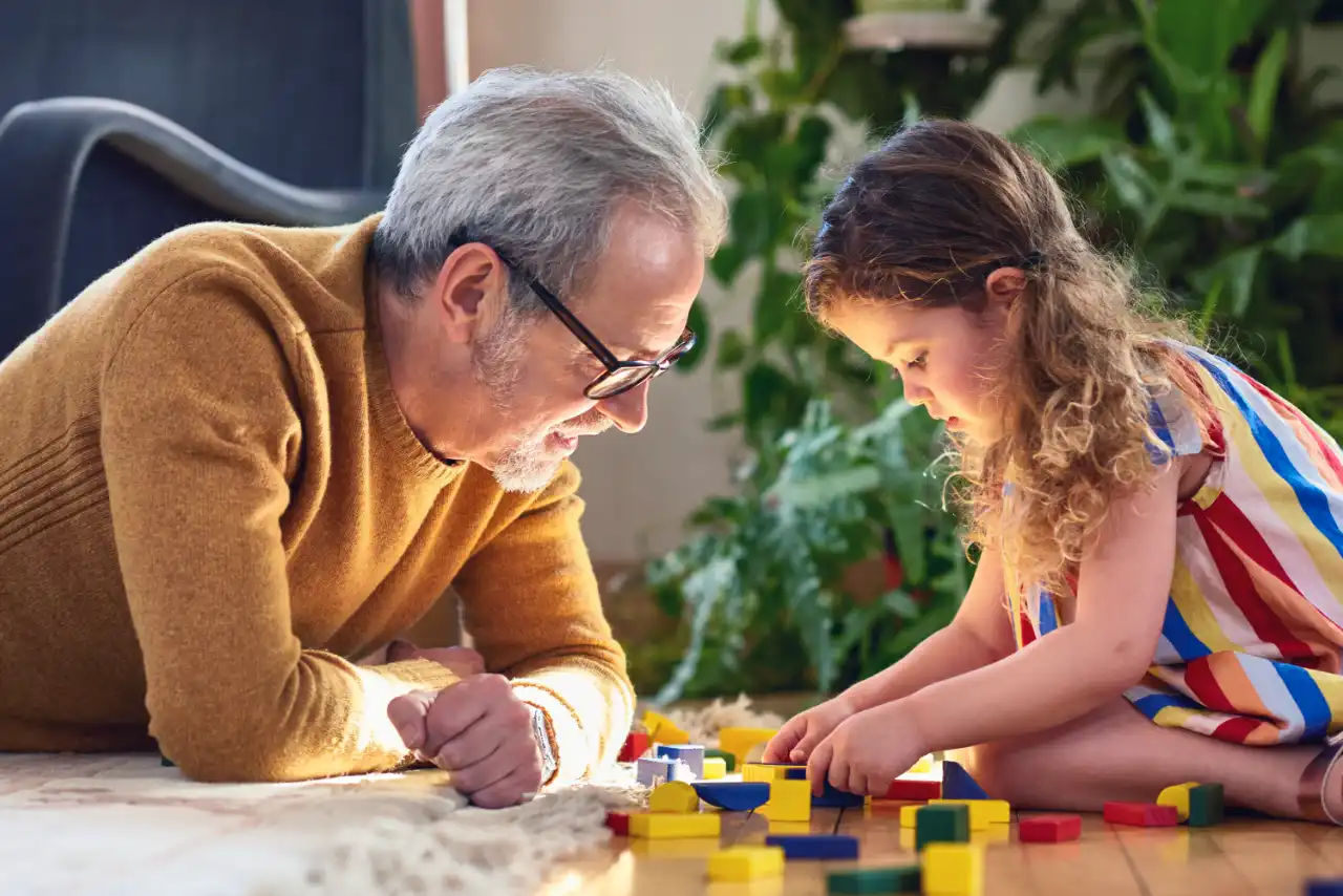 Un père et sa fille jouent avec des cubes en bois